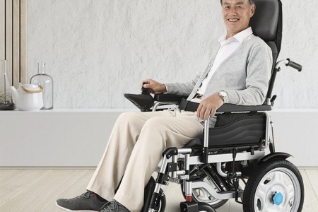 Xe lăn điện có thể đi trên địa hình gồ ghề không?